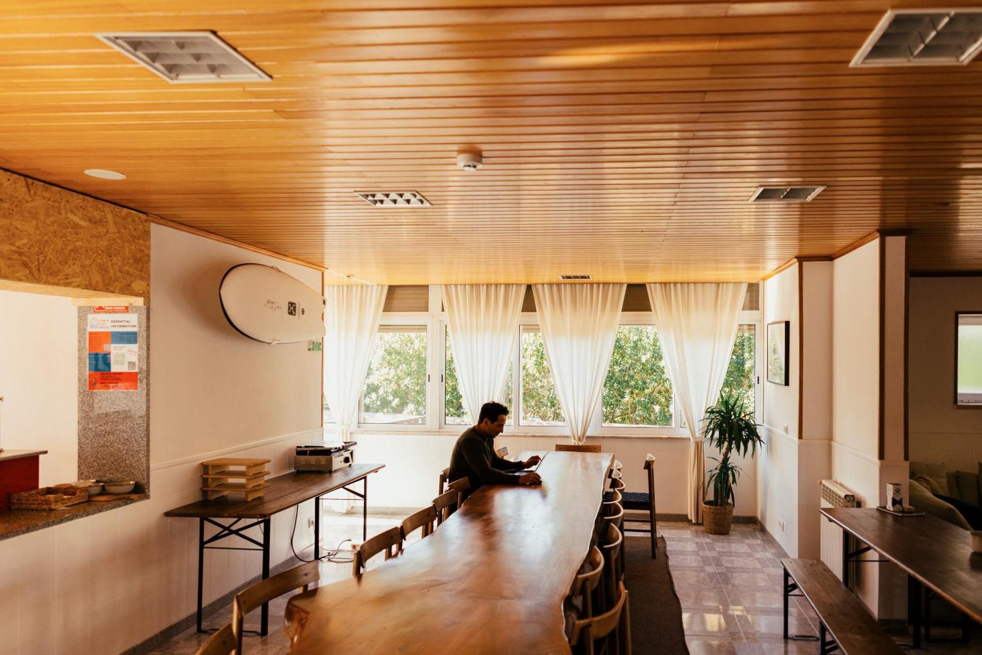 Lisbon Surf Hostel Каркавелуш Экстерьер фото